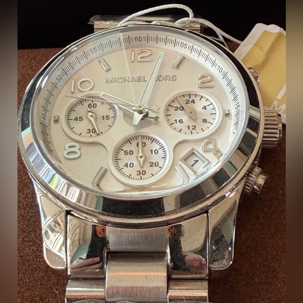New Michael Kors MK5076 Runway Silver Chronograph Watch - Picture 3 of 10